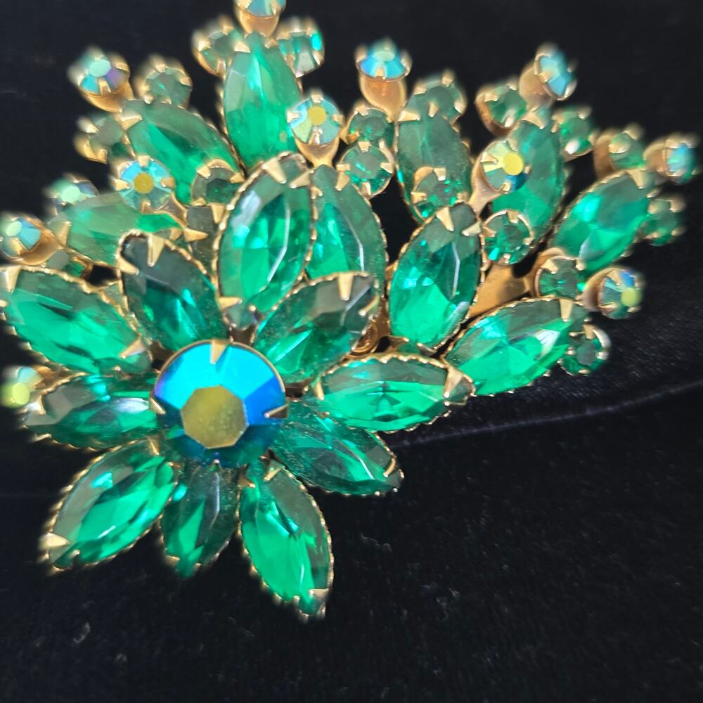 Vintage Brooch Emerald Green Aurora Borealis Rhinestone Floral Mid Century Glam - Picture 12 of 13